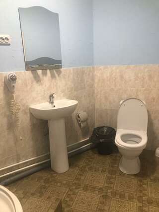 Гостиница Атлантик Барнаул Номер эконом с 1 двуспальной кроватью-4